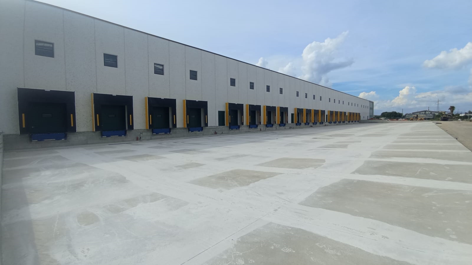 Punti di carico e sezionali installati nel polo logistico angri
