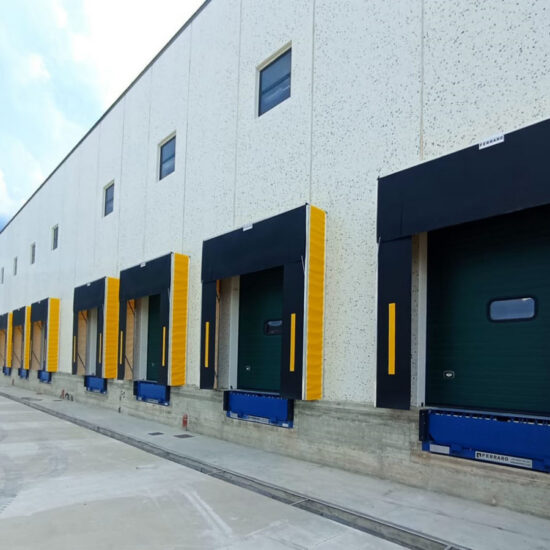 Polo logistico angri punti di carico Ferraro con rampa e sigillante